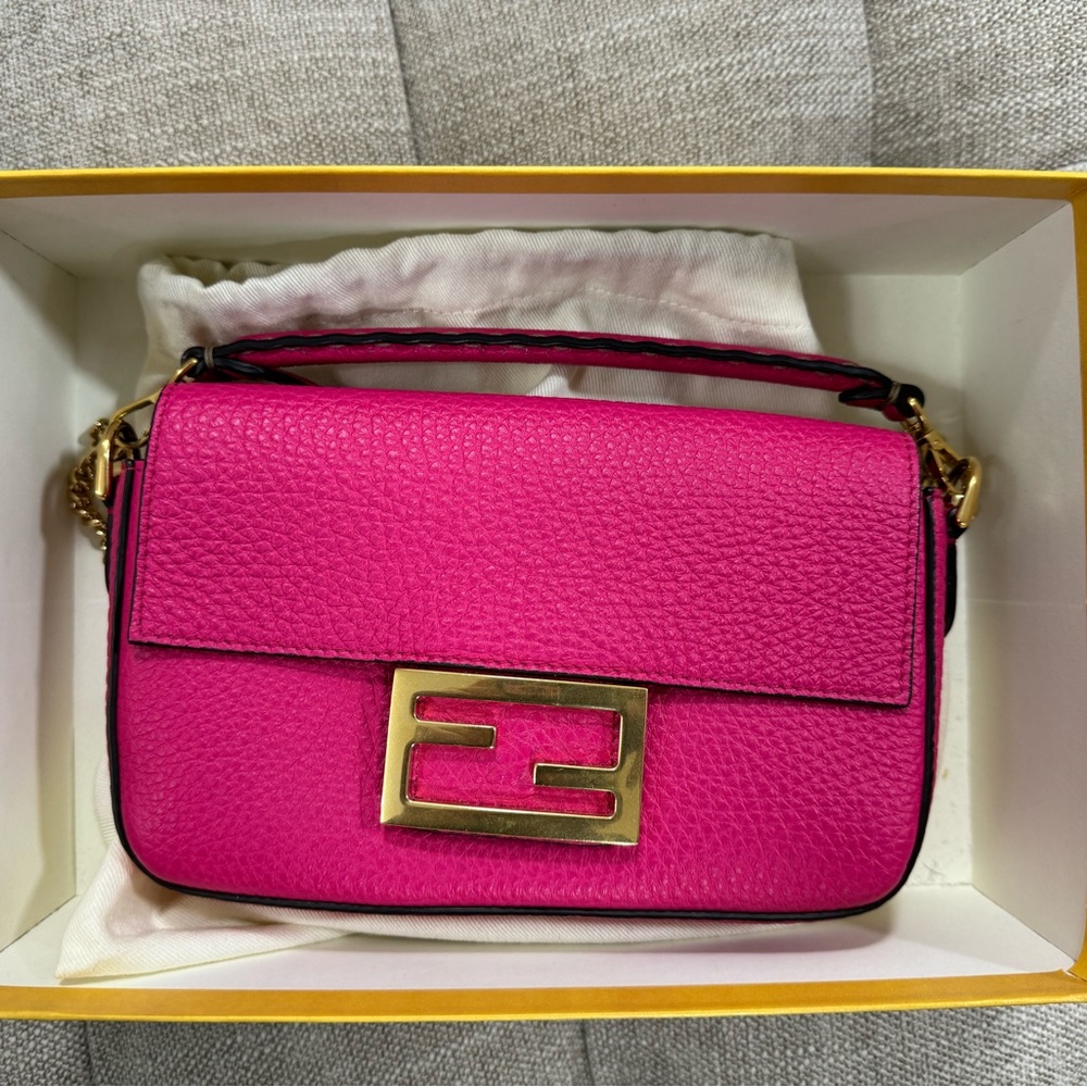 Fuschia Fendi Baguette mini pre owned, great condition